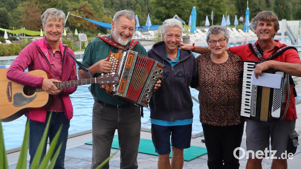 Musikalischer Abschluss der Freibadsaison 2025 in Rieden: Petra Haas, Bernhard Ibler, Dagmar Gabert, Anni Härtl und Max Wagner (von links). Bild: mrr