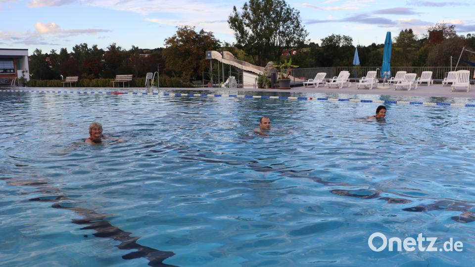 Die letzten Badegäste konnten am Montag nochmal ihre Runden schwimmen. Bild: mrr