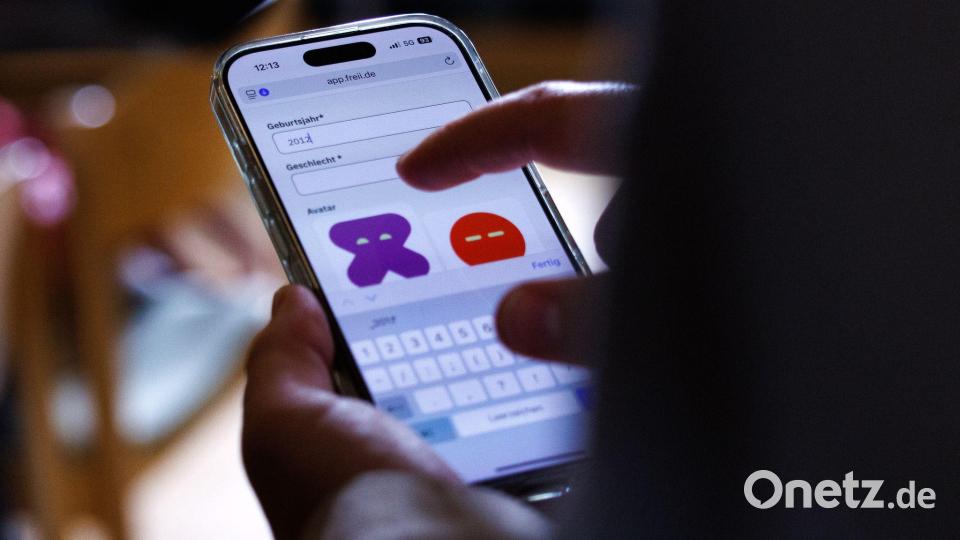 Im Schnitt verbringen 15-Jährige in Deutschland laut OECD fast sieben Stunden täglich an diversen Bildschirmen (Archivbild). Bild: Carsten Koall/dpa