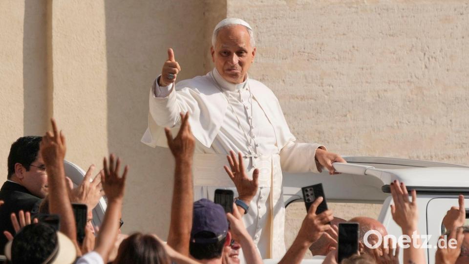 Daumen hoch bei der Generalaudienz von Papst Leo XIV. Bild: Gregorio Borgia/AP/dpa