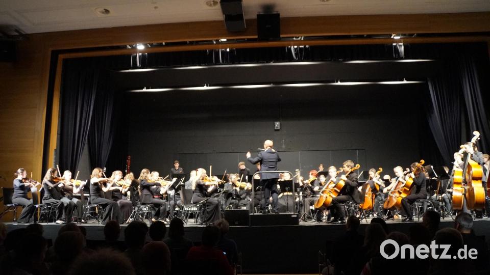 64 Musizierende gaben auf der Bühne der Schwarzachtalhalle ihr Bestes. Bild: wel