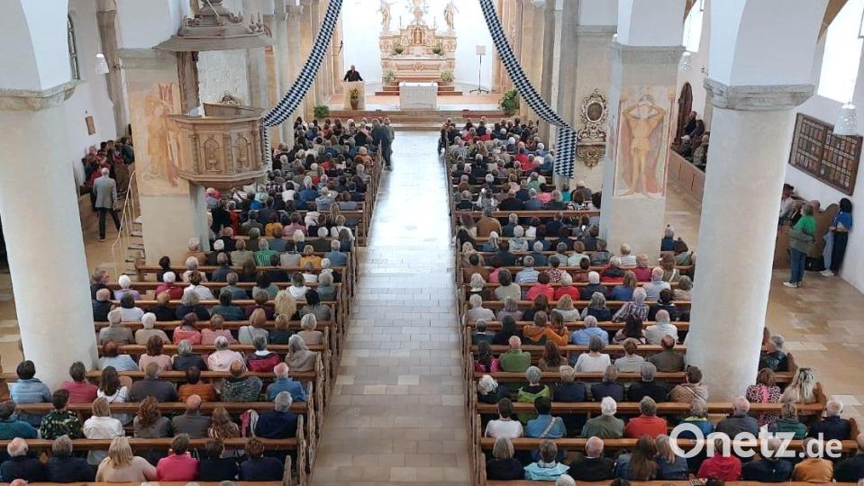 Die Bänke in der Kastler Klosterkirche waren voll besetzt. Bild: Georg Dürr