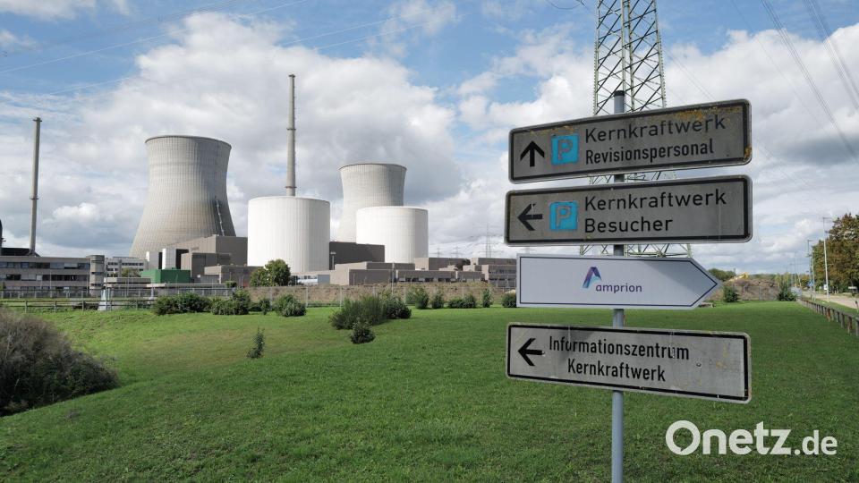 Am 25. Oktober sollen die beiden rund 160 Meter hohen Kühltürme des vor knapp vier Jahren stillgelegten Atomkraftwerks Gundremmingen gesprengt werden. Bild: Ulf Vogler/dpa