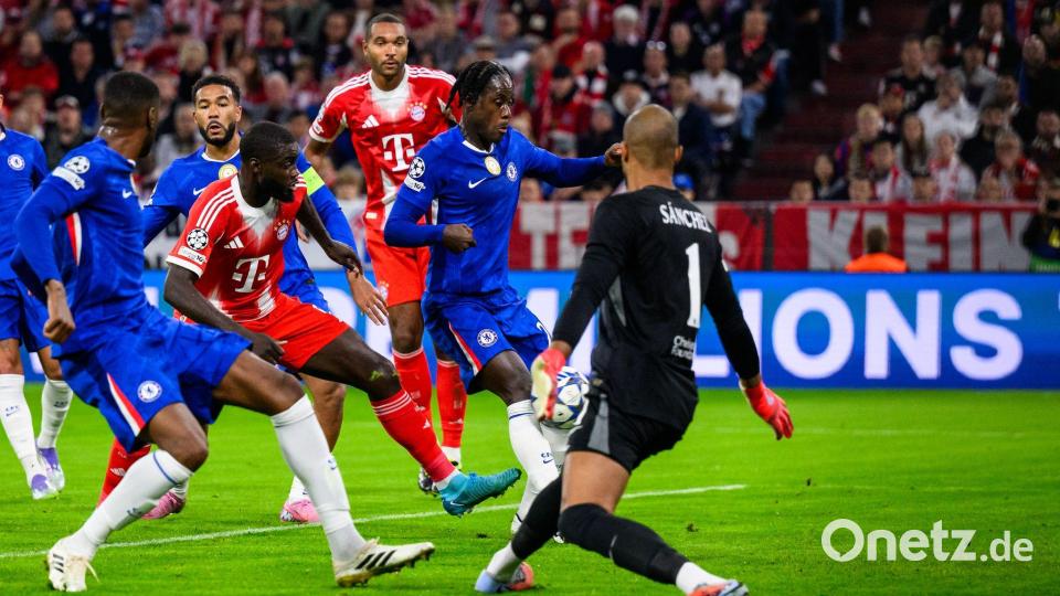 Ein Eigentor von Trevoh Chalobah (2.v.r.) bringt die Bayern in Führung. Bild: Tom Weller/dpa