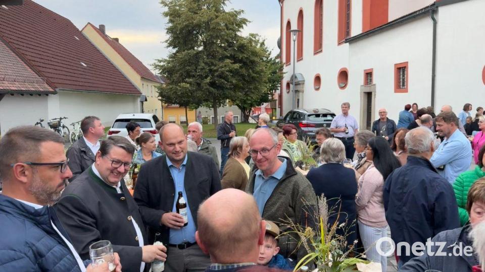 Nach der Messfeier stand mit einem Umtrunk ein gegenseitiges Kennenlernen auf dem Programm. Bild: Nicola Hummer