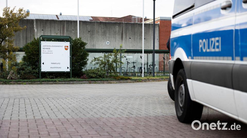 Ein Mannschaftswagen steht vor der JVA. Bild: Michael Matthey/dpa