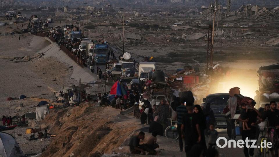 Vertriebene Palästinenser fliehen aus dem nördlichen Gazastreifen entlang der Küstenstraße in Richtung Süden. Bild: Abdel Kareem Hana/AP/dpa