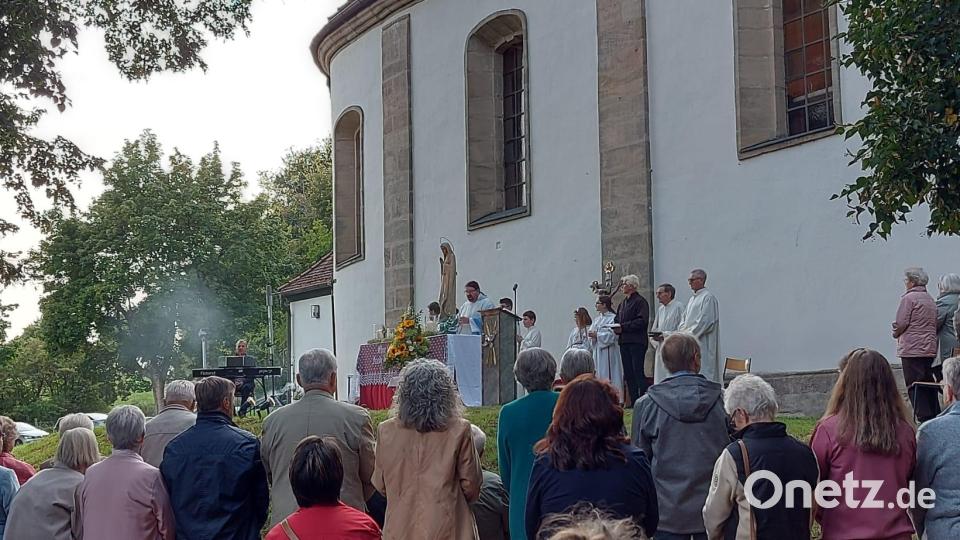 Die Vorabendmesse fand am Samstag vor der Bergkirche statt. Unter denkmalgeschützten Linden versammelten sich die Gläubigen um das Patrozinium zu feiern. Bild: Michaela Zeitler