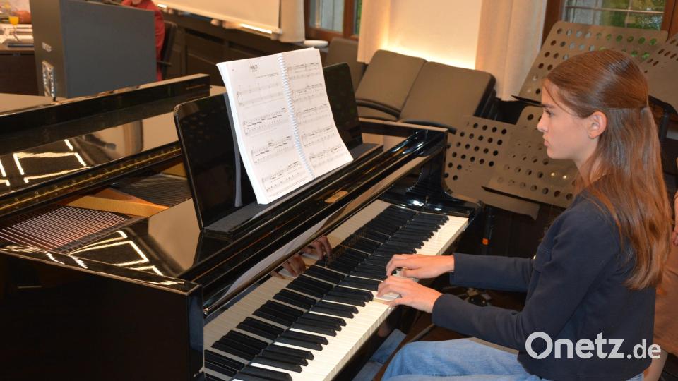 Für die musikalische Umrahmung sorgte Hanna Ziegler von der Kreismusikschule am Klavier. Bild: jr