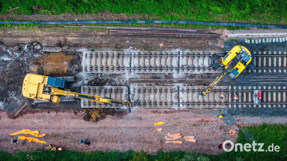 Mit schwerer Technik wird auf einem Teilstück der Bahnstrecke Hamburg-Berlin die vor Jahrzehnten eingebaute feste Fahrbahn aus Beton abgebaut. Bild: Jens Büttner/dpa