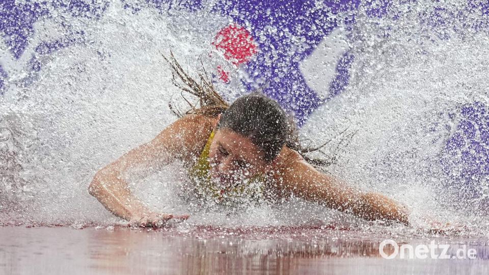 Leichtathletik: Weltmeisterschaft, 3000m Hindernislauf, Frauen, Finale. Gesa Felicitas Krause aus Deutschland stürzt im Wassergraben. Bild: Michael Kappeler/dpa