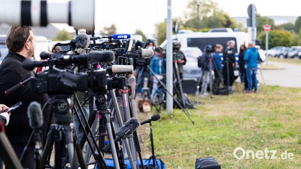 Vor Ort waren viele Medienvertreter. Bild: Michael Matthey/dpa
