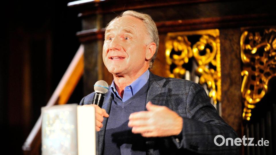 US-Erfolgsautor Dan Brown hat in der Spiegelkapelle des Clementinums, eines ehemaligen Jesuitenkollegs in Prag, seinen neuesten Thriller „The Secret of Secrets“ vorgestellt. Bild: Michael Heitmann/dpa