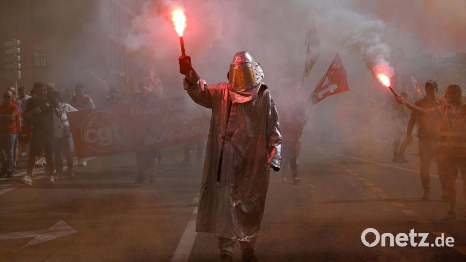 Fackeln in Marseille - landesweite Proteste in Frankreich Bild: Miguel Medina/AFP/dpa