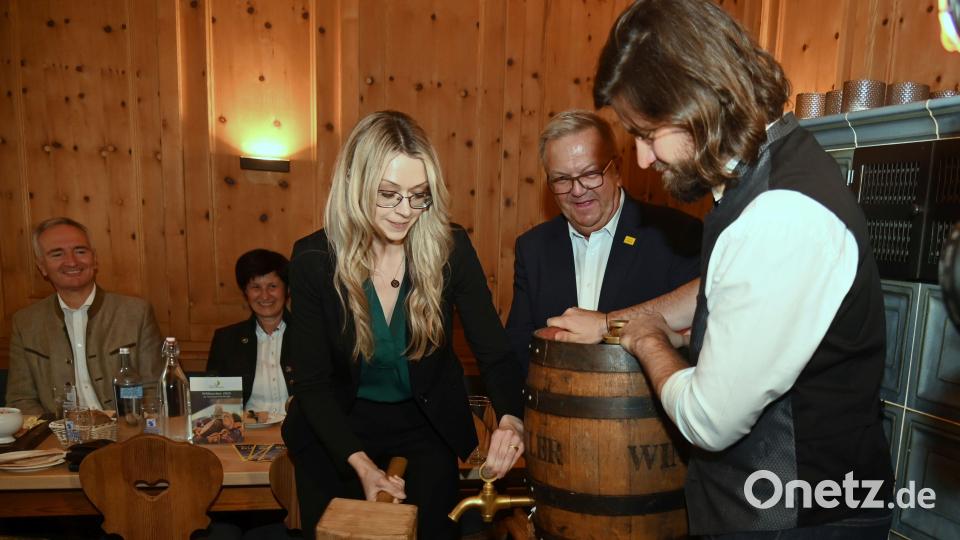Zwei Schläge, mehr nicht. So viel brauchte ACM-Geschäftsführerin Erika Sauerwein, um das Dultbier anzuzapfen. Bild: gf