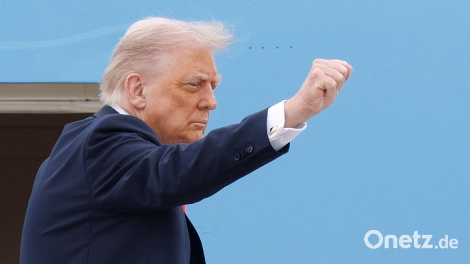 Trump freut sich über das Ende einer Talkshow. Bild: Luis M. Alvarez/FR596 AP/AP/dpa