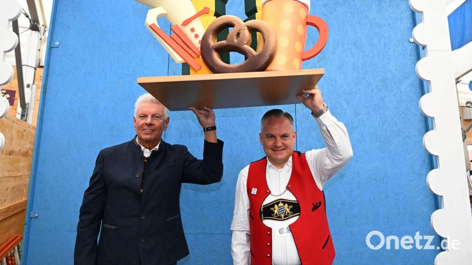 Reiter und sein Wirtschaftsreferent Christian Scharpf Bild: Felix Hörhager/dpa