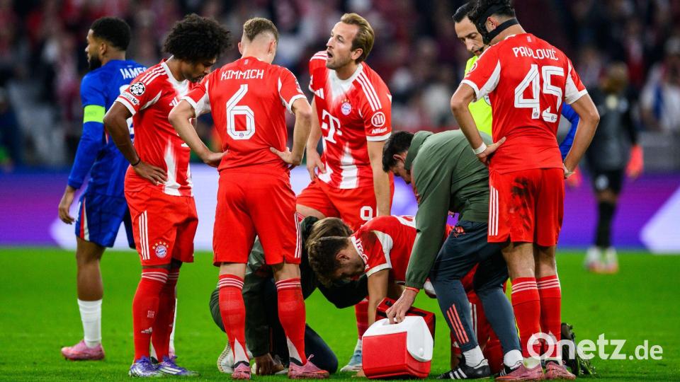 Beim FC Bayern musste Josip Stanisic (Mitte) am Mittwochabend verletzt ausgewechselt werden. Bild: Tom Weller/dpa