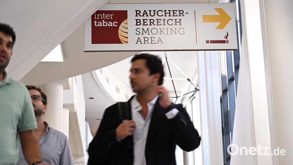 Nach dem ersten Messetag der Intertabac gehen Besucher zum Ausgang - die Fachmesse geht noch bis Samstag. Bild: Wolf von Dewitz/dpa