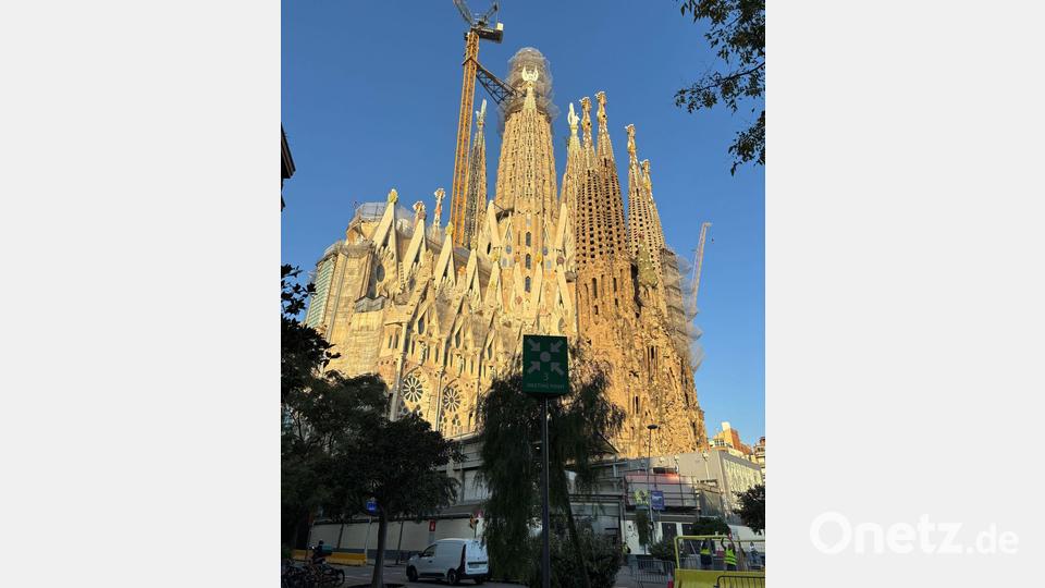 Noch verdecken ein Baugerüst und ein großer gelber Kran die Spitze des Hauptturms der Sagrada Familia. Bild: Jan-Uwe Ronneburger/dpa