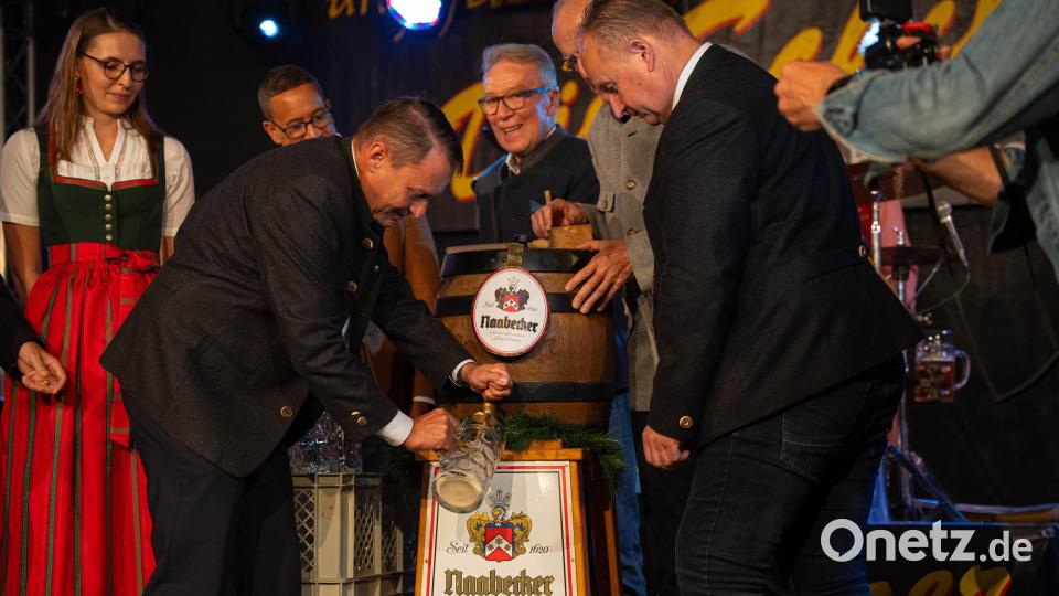 Mit einem kräftigen Schlag zapfte Oberbürgermeister Jens Meyer das Bier an. Bild: Noah Wegmüller-Kocher