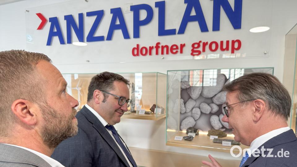 Anzaplan-Geschäftsführer Reiner Haus (rechts) führt Tobias Gotthardt (Mitte), Staatssekretär im Wirtschaftsministerium, und dessen Freie-Wähler-Landtagskollegen Bernd Heinisch durchs Labor. Bild: Petra Hartl