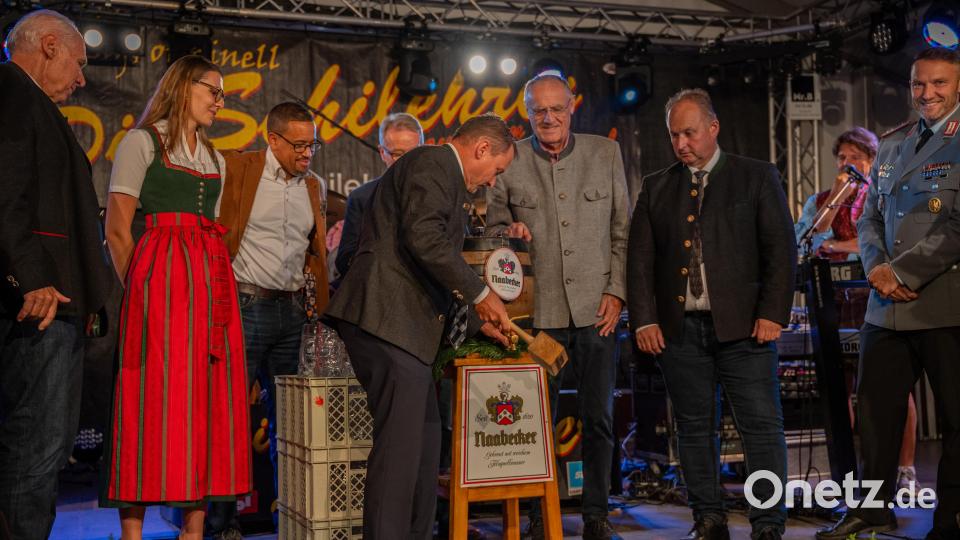 Mit einem kräftigen Schlag zapfte Oberbürgermeister Jens Meyer das Bier an. Bild: Marina Gube