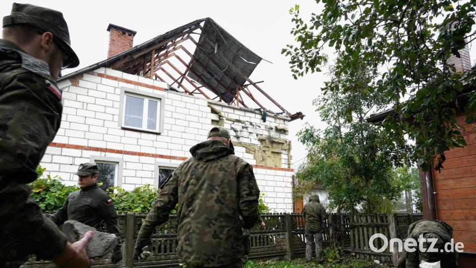 Die Bilder vom beschädigten Dach des Hauses im ostpolnischen Dorf Wyryki gingen um die Welt. (Archivbild) Bild: Czarek Sokolowski/AP/dpa