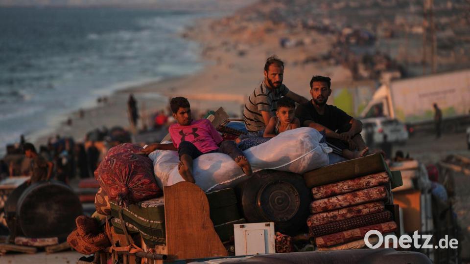 Vertriebene Palästinenser fliehen aus Gaza und tragen ihre Habseligkeiten entlang der Küstenstraße in Richtung des südlichen Gazastreifens. Bild: Abdel Kareem Hana/AP/dpa