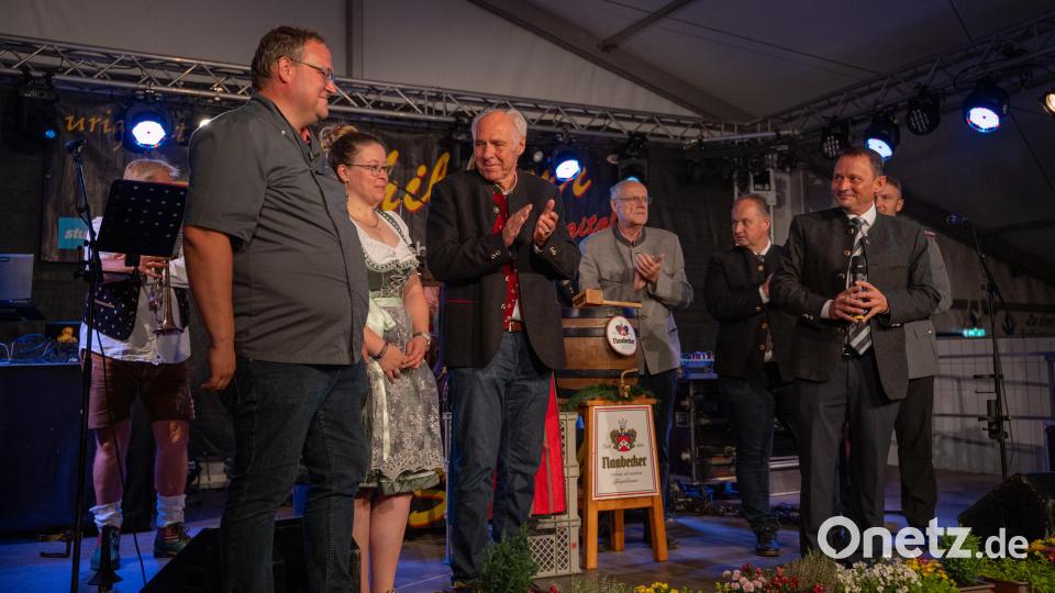 Mit einem kräftigen Schlag zapfte Oberbürgermeister Jens Meyer das Bier an. Bild: Marina Gube