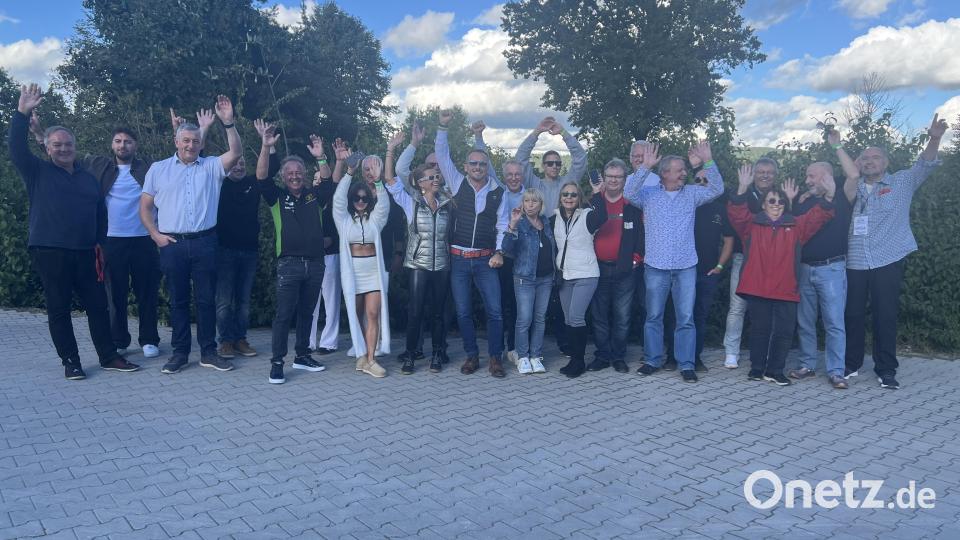 Die Freunde besonderer Fahrzeuge freuten sich über das große Interesse an ihrem Hobby. Bild: mma