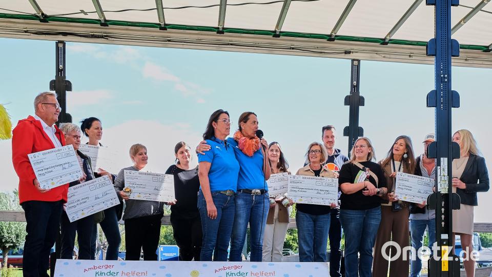 Die Vorsitzende von &quot;Amberger Kinder helfen&quot;, Anne Wagner (Mitte, mit Mikrofon) und ihre Stellvertreterin Katharina Ostermann (links daneben) überreichten Spenden im Gesamtwert von 20.000 Euro Bild: Peter Ringeisen