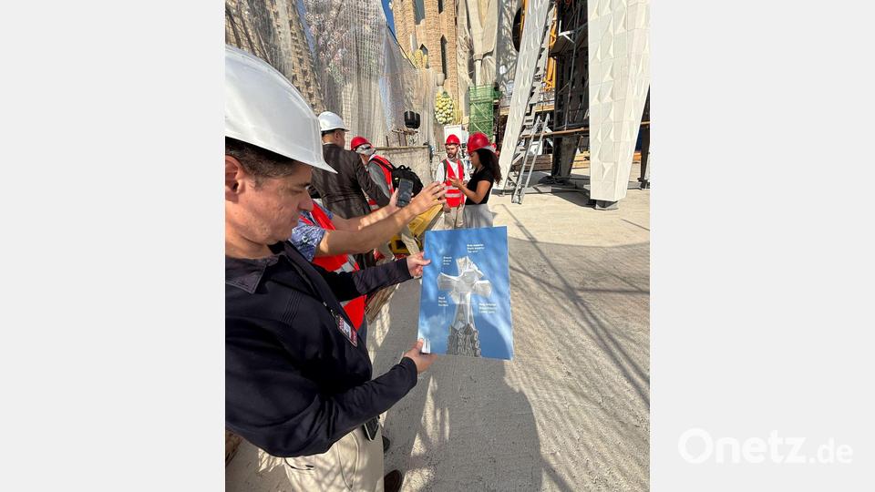 Co-Architekt Mauricio Cortés zeigt mit Hilfe eines Schaubilds, wie das Kreuz auf dem Jesus-Turm aussehen wird. Bild: Jan-Uwe Ronneburger/dpa