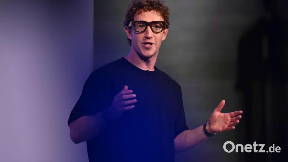 Mark Zuckerberg demonstrierte die Brille mit Display auf der hauseigenen Konferenz Meta Connect. Bild: Nic Coury/AP/dpa