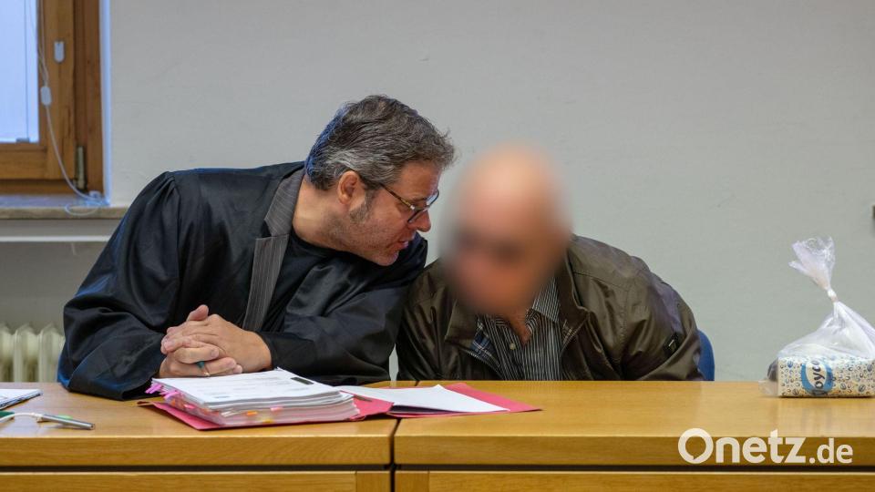 Der Angeklagte soll sich nach der Tat selbst verletzt haben. Bild: Pia Bayer/dpa