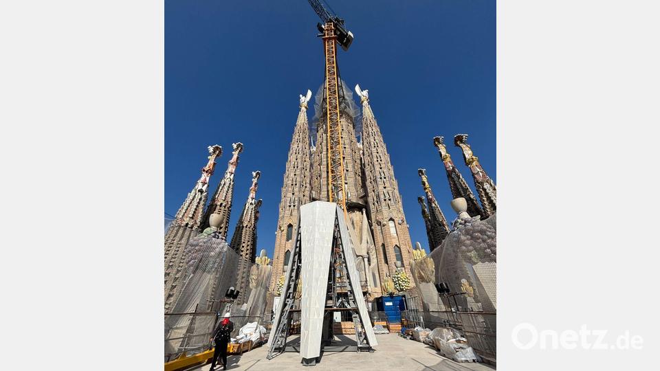 Der Aufbau des in Deutschland gebauten Kreuzes auf dem Hauptturm der Sagrada Familia, dem Jesus-Turm, soll in Kürze beginnen. Bild: Jan-Uwe Ronneburger/dpa