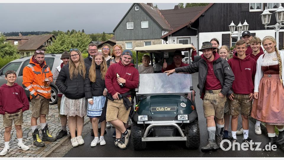 Die Dorfjugend am Kirwamontag beim Umzug durch das Dorf. Bild: gis