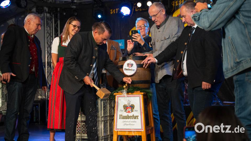 Mit einem kräftigen Schlag zapfte Oberbürgermeister Jens Meyer das Bier an. Bild: Noah Wegmüller-Kocher