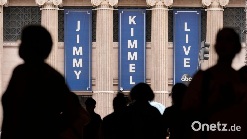 Menschen gehen am Studio der Talkshow „Jimmy Kimmel Live!“ auf dem Hollywood Boulevard in Los Angeles vorbei. Bild: Chris Pizzello/Invision/AP/dpa