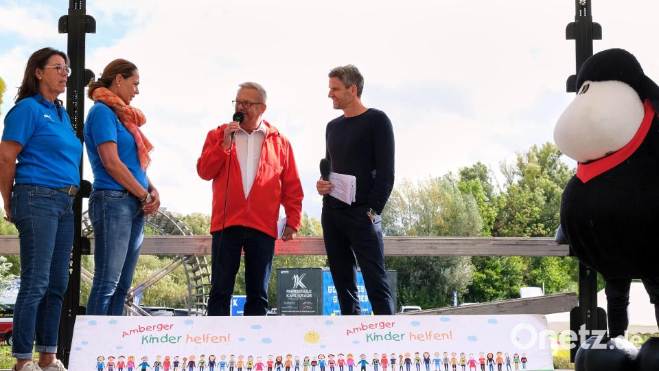 Zweiter Bürgermeister Martin Preuß war der erste Spendenempfänger, der auf die &quot;Motorwelten&quot;-Bühne gebeten wurde. Von links: Katharina Ostermann (Zweite Vorsitzende), Anne Wagner (Vorsitzende), Martin Preuß und Moderator Peter Hardenacke. Bild: Peter Ringeisen