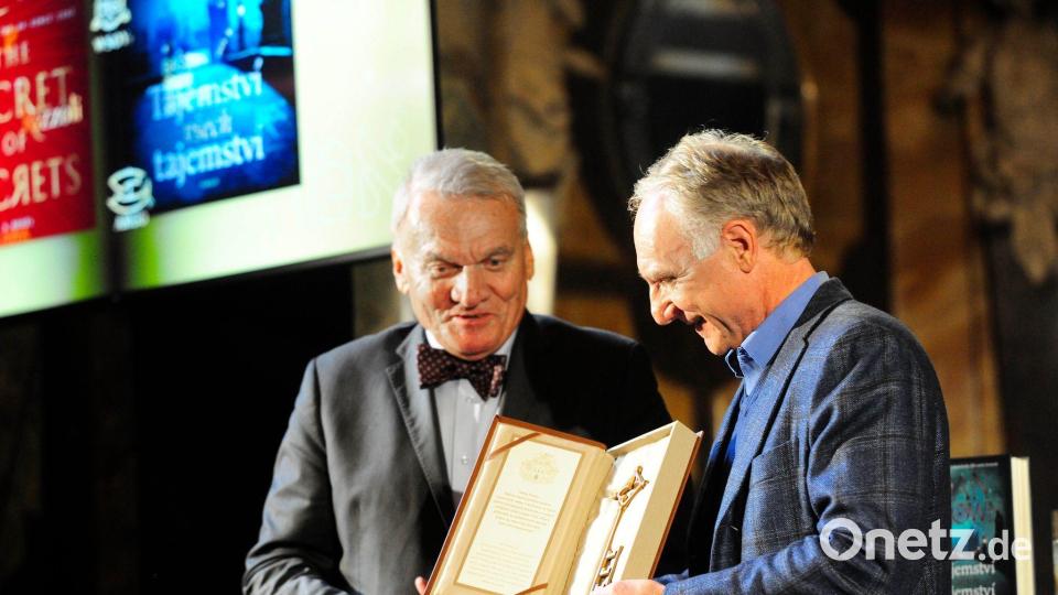 US-Erfolgsautor Dan Brown (r) nimmt symbolisch den Schlüssel zur tschechischen Hauptstadt Prag in Empfang. Bild: Michael Heitmann/dpa