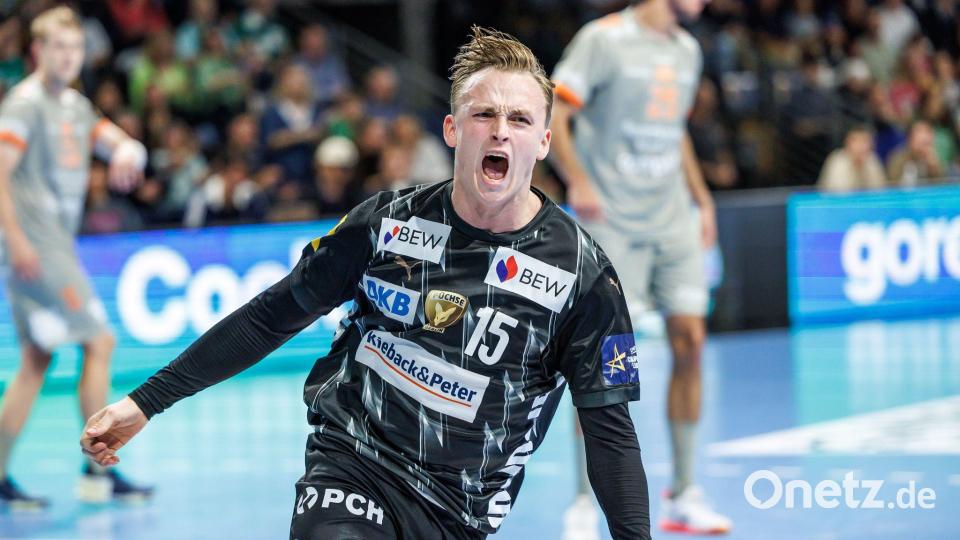 Spielmacher Tobias Gröndahl bejubelt den Heimsieg gegen Aalborg. Bild: Andreas Gora/dpa