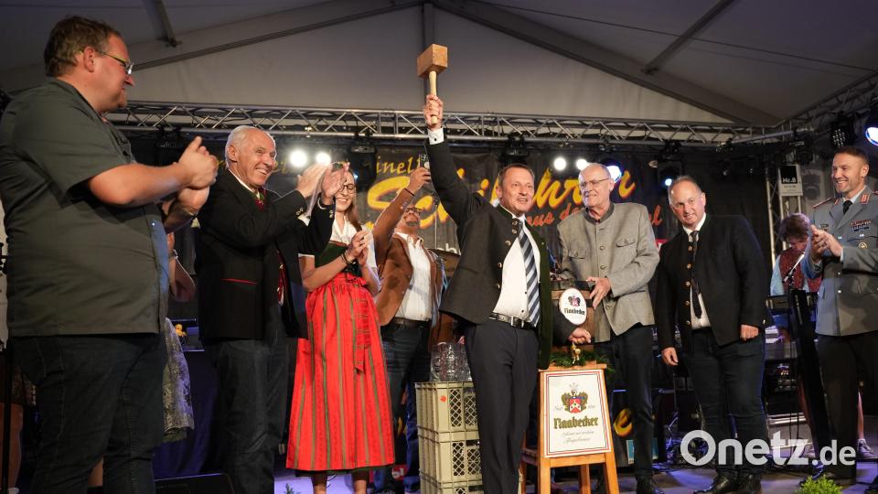 Mit einem kräftigen Schlag zapfte Oberbürgermeister Jens Meyer das Bier an. Bild: Marina Gube