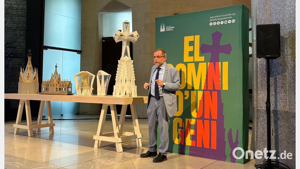 Der leitende Architekt der Sagrada Familia, Jordi Faulí, erklärt vor einem großen Poster den Aufbau des großen Kreuzes aus Deutschland für den Hauptturm der Basilika. Bild: Jan-Uwe Ronneburger/dpa