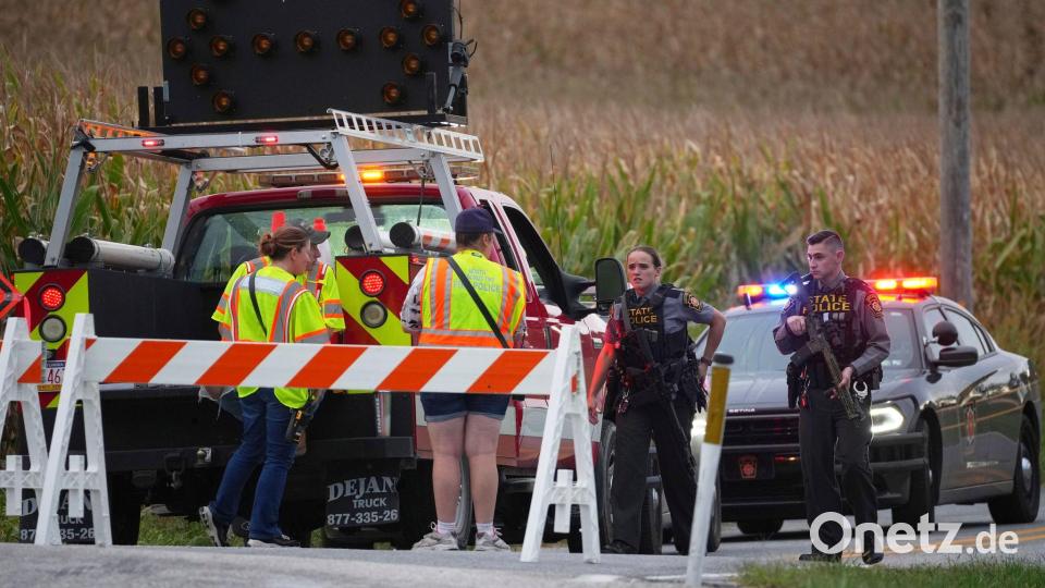 Polizei und Rettungskräfte sind nach den tödlichen Schüssen auf drei Polizisten im Einsatz. Bild: Matt Slocum/AP/dpa
