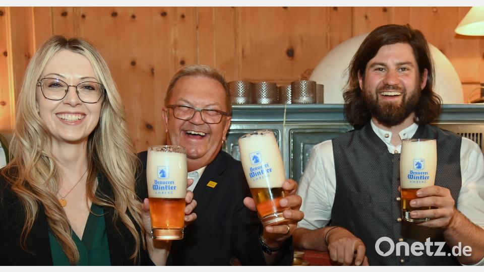 Auf eine friedliche Dultwoche stoßen (von links) AMC-Geschäftsfüherin Erika Sauerwein, Bürgermeister Martin Preuß und der Bräu Maximilian Winkler an. Bild: gf