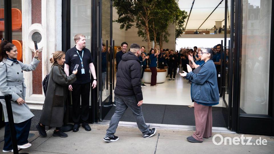 London: Verkaufsstart des iPhone 17 lockt Fans in die Regent Street. Bild: James Manning/PA Wire/dpa