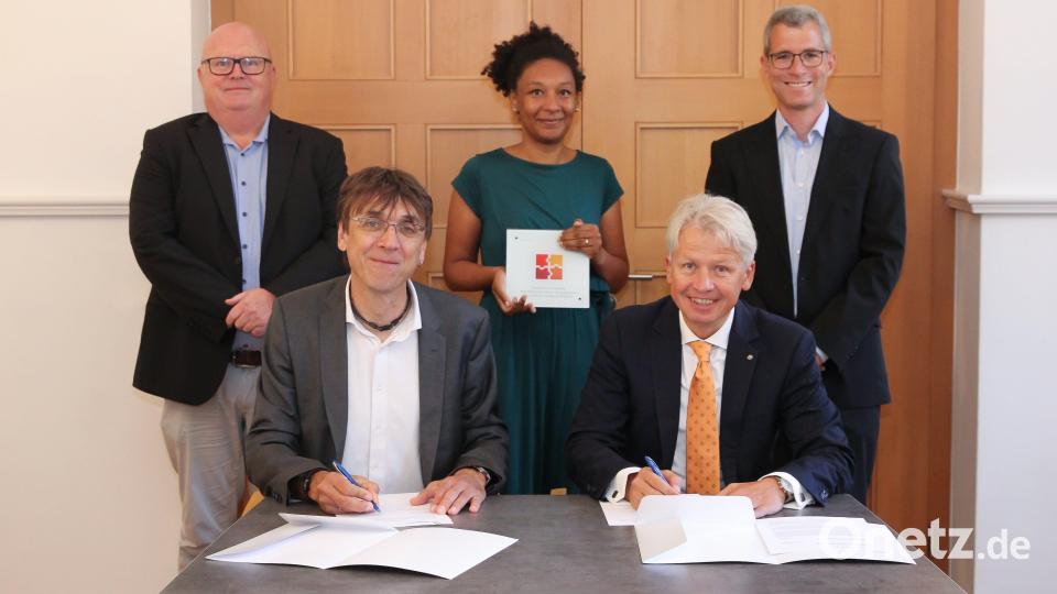 Das Berufliche Schulungszentrum (BSZ) Wiesau und die OTH Amberg-Weiden unterzeichnen eine gemeinsame Kooperationsvereinbarung (von links): stellvertretender Schulleiter Hartmut Seidler, Schulleiter Thomas Metzler, Magdalena Ullrich (Studien- und Career Service OTH), Hochschulpräsident Professor Clemens Bulitta und Fabian Brunner, Professor für Industrie-4.0-Informatik und Medieninformatik. Bild: Nicola Schinner /OTH Amberg-Weiden