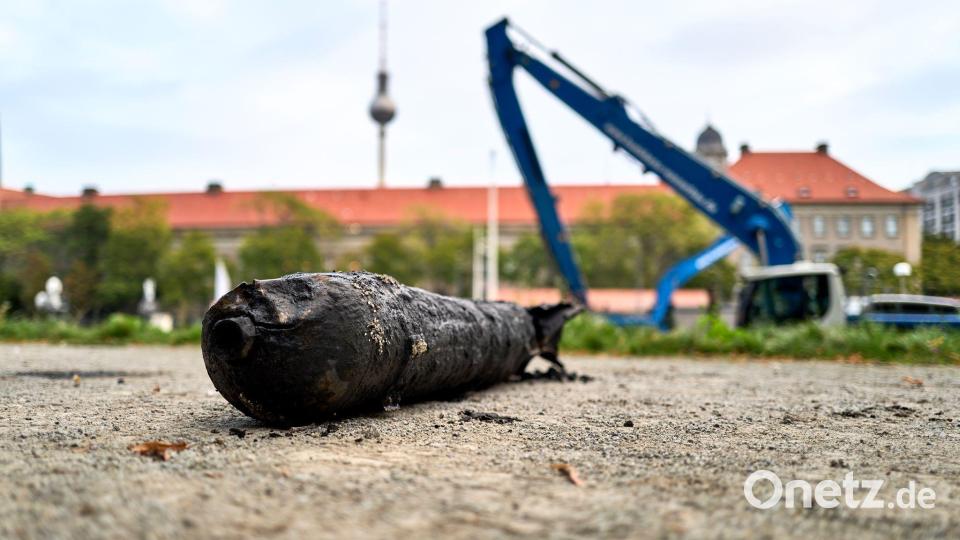 Berlin-Mitte: Weltkriegsbombe aus der Spree geborgen – keine Gefahr für Anwohner. Bild: Michael Ukas/dpa