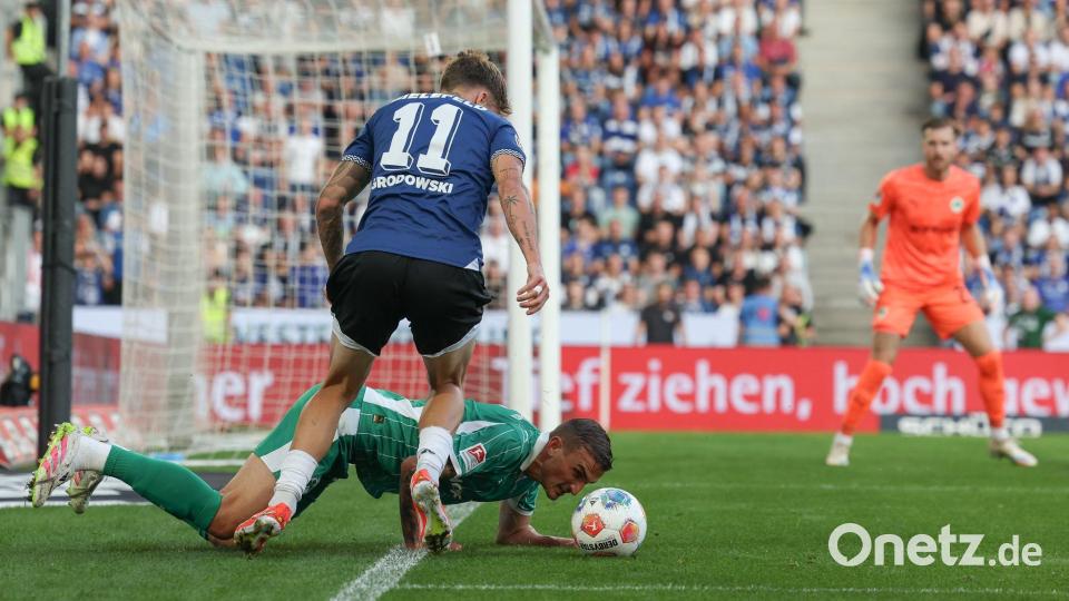 Der Fürther Innenverteidiger Philipp Ziereis am Boden stört den Bielefelder Mittelstürmer Joel Grodowski. Bild: Friso Gentsch/dpa